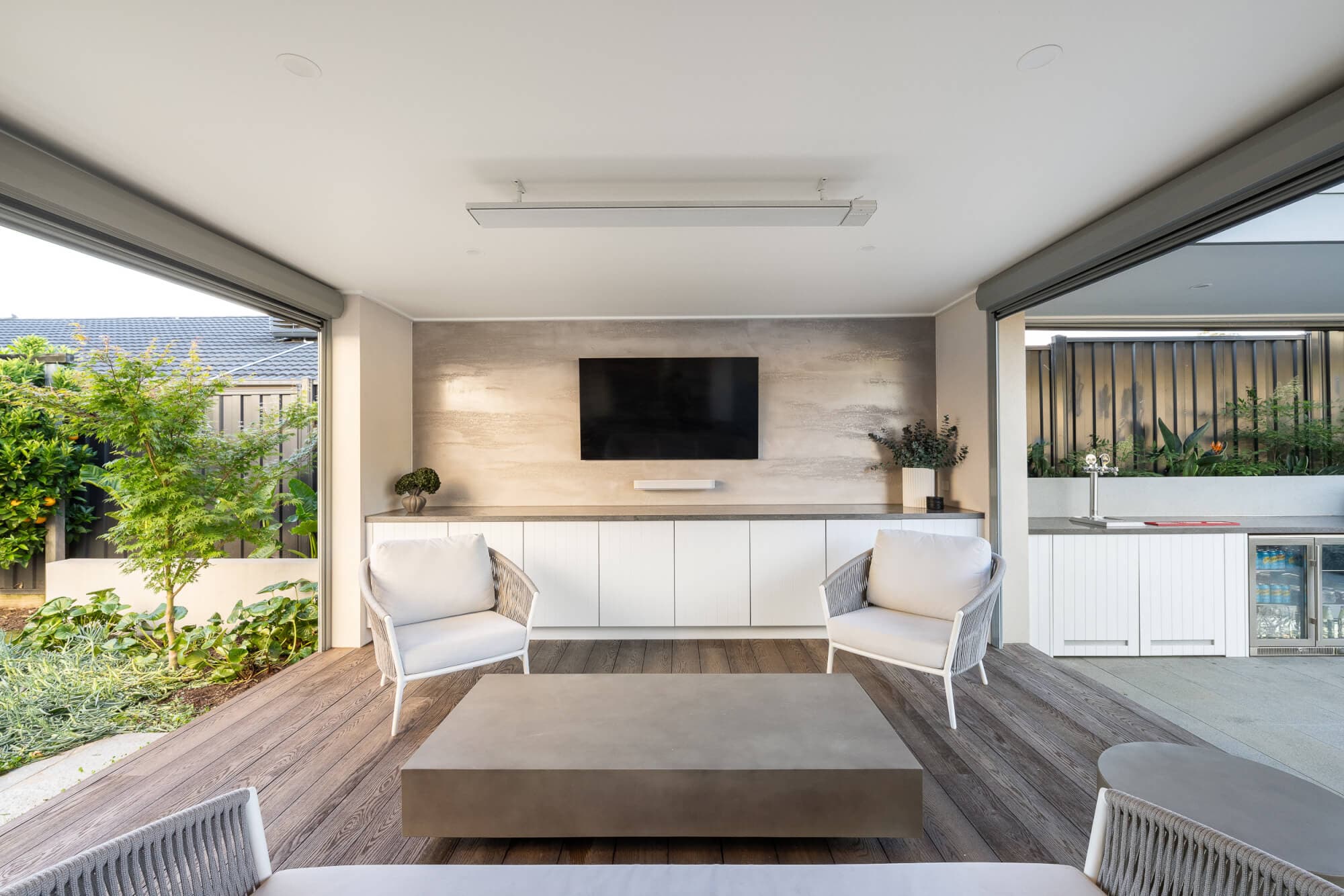 Narre Warren North, Oakview Blvd