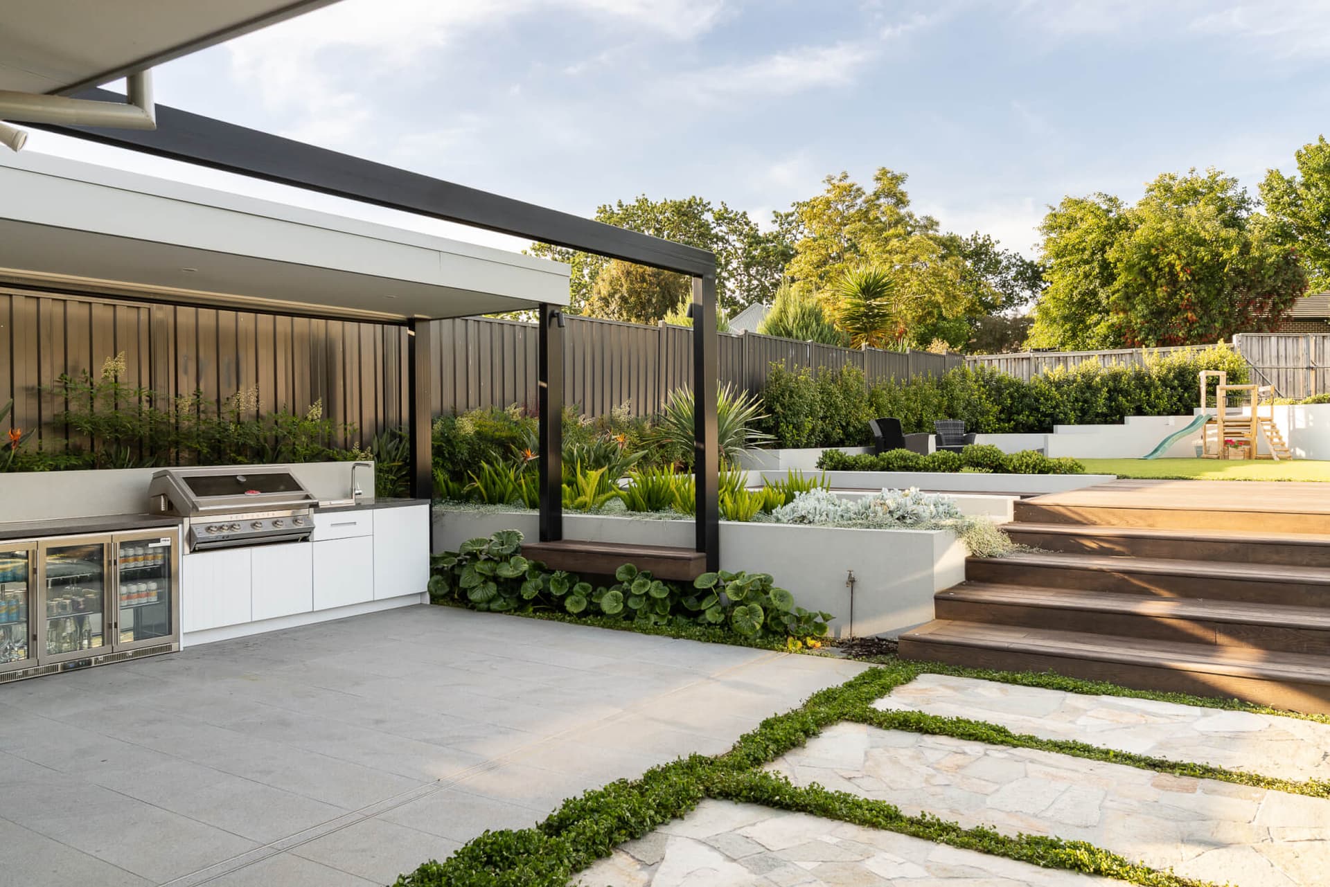 Narre Warren North, Oakview Blvd