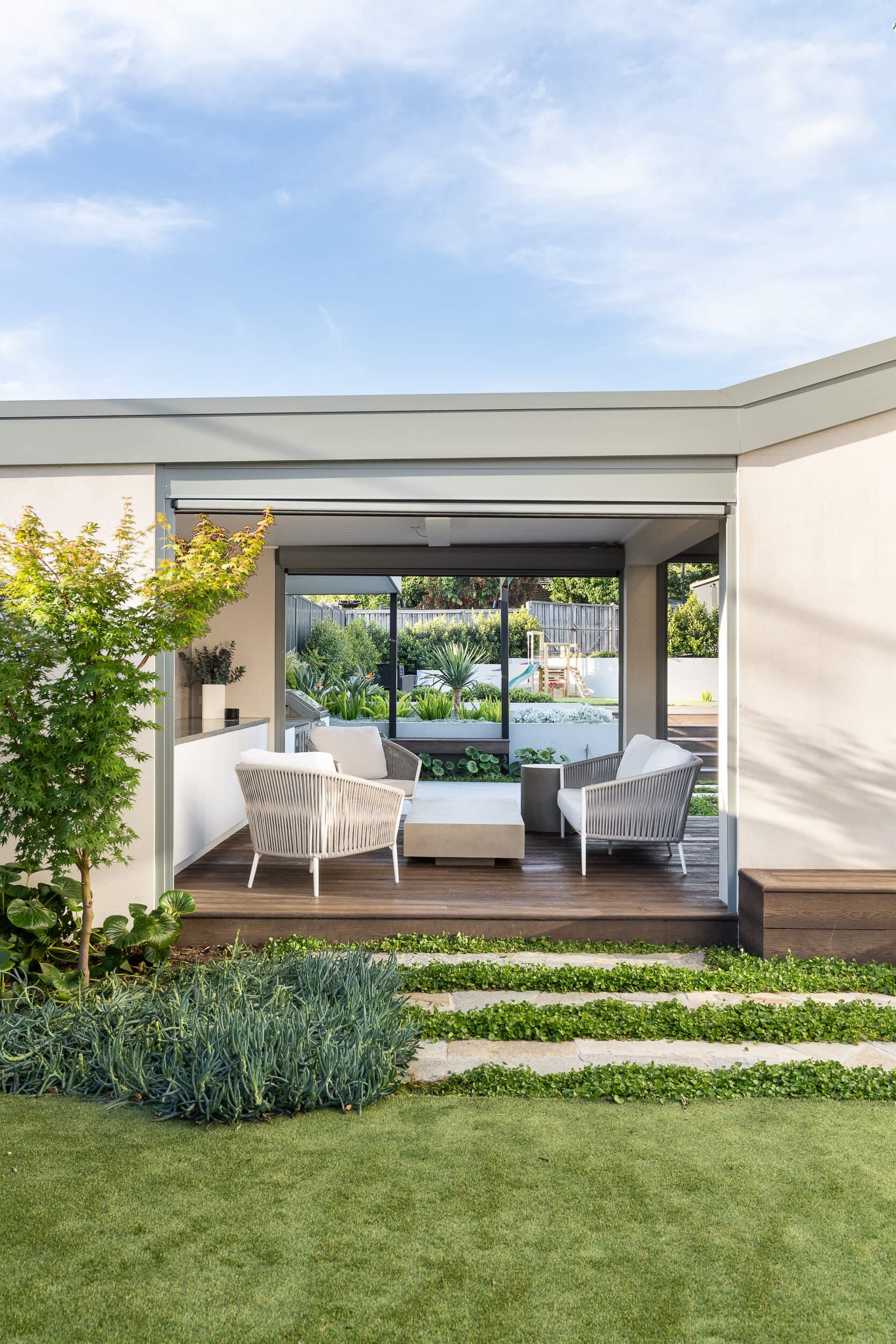 Narre Warren North, Oakview Blvd