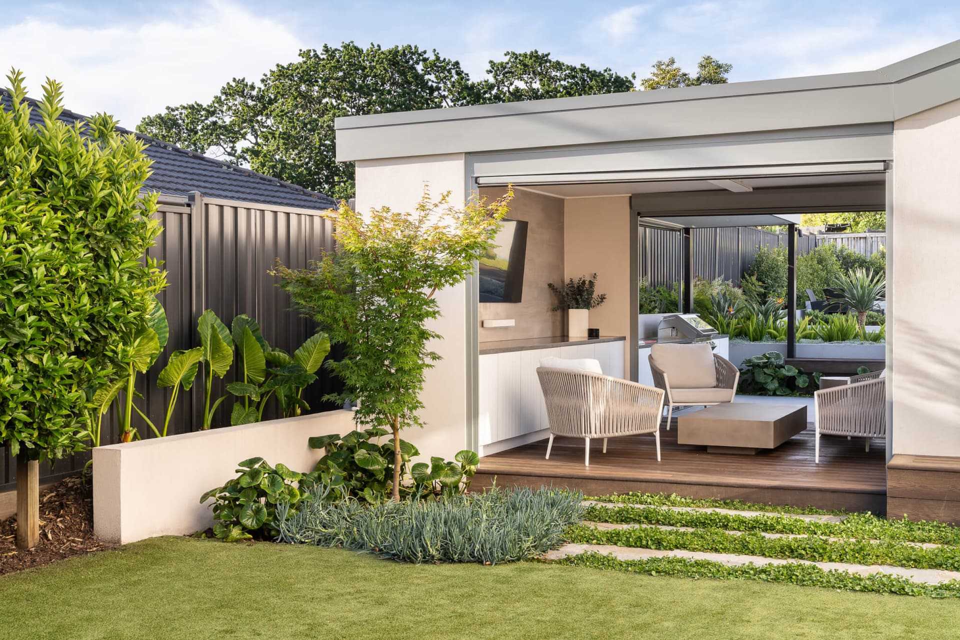 Narre Warren North, Oakview Blvd